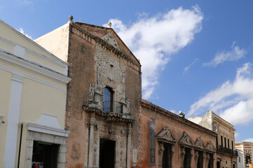 Fototapeta na wymiar Colonial buildings in the city of Merida, Mexico
