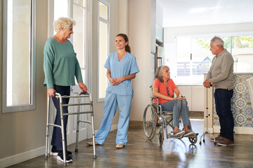 Gruppe Senioren mit Behinderung und eine Krankenschwester