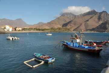 Fototapeta na wymiar Barcos de pesca atracados en el puerto de La Aldea en la costa norte de Gran Canaria