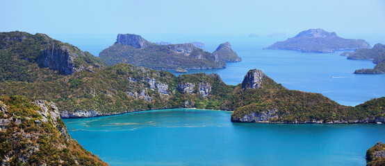 Obraz premium limestone island at ang thong national national park