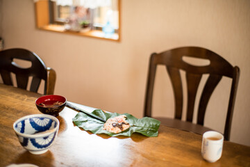 家庭料理の朴葉寿司を食べる
