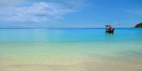 Obraz premium long tail boat, in white sand beach in the andaman sea