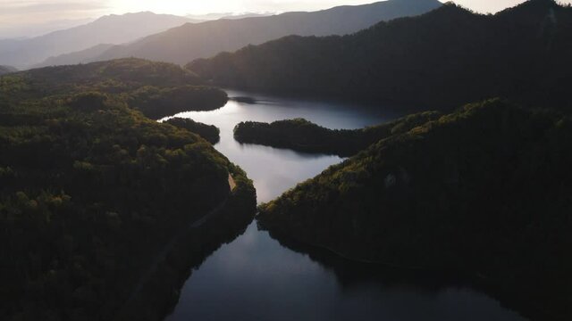 湖を空撮 ドローン撮影 映画のようなシーン Lake Droneshot 4K Cinematic