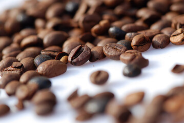 GRANOS DE CAFÉ TOSTADO SOBRE FONDO BLANCO
