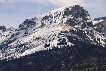 Blickfang am Brienzer See; Oltschiburg (2233m) von Brienz gesehen