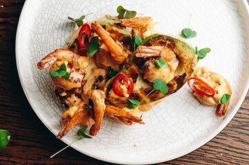 Roasted shrimps with avocado and pepper