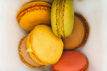 Primerísimo primer plano de macarons en plato blanco 