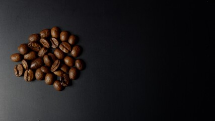 Geröstete Kaffeebohnen vor einem dunklen Hintergrund