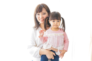 子どもを抱っこするお母さん