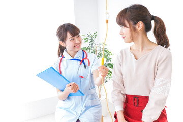 病気の治療をする女性