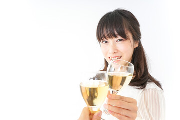 ワインを飲む若い女性
