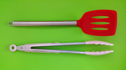 Trudeau tongs. The tongs are ideal for use in the kitchen or for a barbecue. Silicone red Slotted Spatula, Non Stick Solid Kitchen Turner, High Heat Resistant BPA Free Cooking Utensils for Fish, Eggs