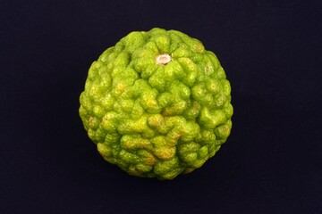 Citron combava en gros plan sur fond noir