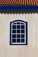 Janela em casa de estilo colonial na cidade de Pirenópolis em Goiás. Cidade histórica e turística no Brasil.