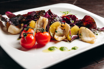 squid with orange, tomato and salad