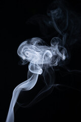 dym unoszący się nad kadzidłem dymiące kadzidełko