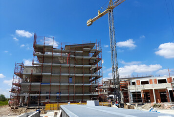 Lavori in corso nel cantiere edile in primavera