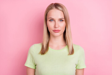 Obraz premium Photo of calm charming gorgeous blonde lady look camera wear green t-shirt isolated on pink background