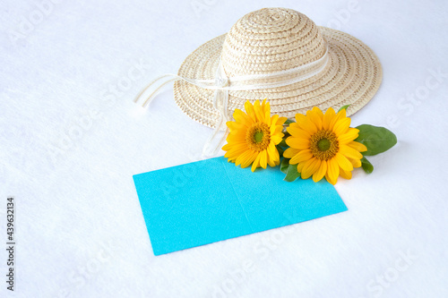 麦わら帽子とヒマワリと青いカード Wall Mural Wallpaper Murals Hanaphoto 麦わら帽子とヒマワリと青いカード Wall Mural Wallpaper Murals Hanaphoto