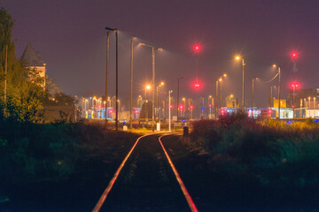 Stacja kolejowa w mieście Żagań w Polsce. Widok nocny. - obrazy, fototapety, plakaty