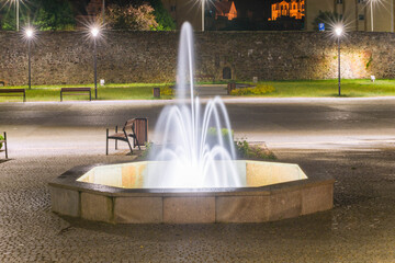 Fontanna na placu imienia generała Maczka w Żaganiu. Widok w nocy.