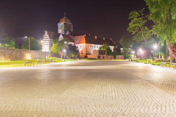 Żagań, plac imienia generała Maczka. Widok w nocy.