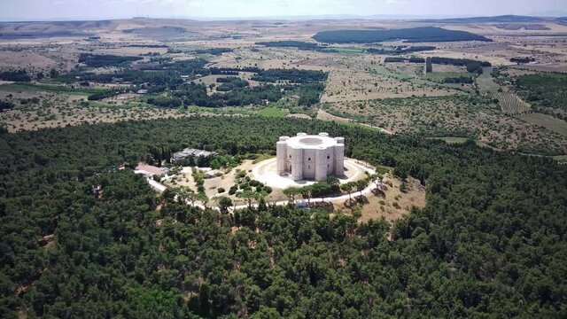 Vista aerea di castel del monte, patrimonio unesco, puglia