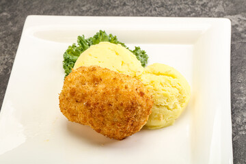 Crispy chicken cutlet with mashed potato