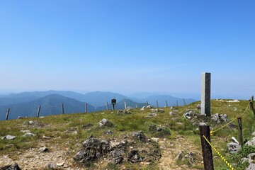 初夏の伊吹山山頂