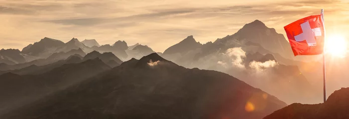 Fotobehang Schweizer Flagge vor Alpenpanorama im Hochgebirge © by-studio