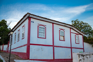 Detalhe da fachada de um casarão no estilo colonial na cidade turística e histórica de...