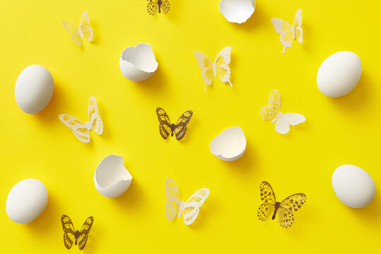 Fototapeta Easter eggs and papercraft butterflies