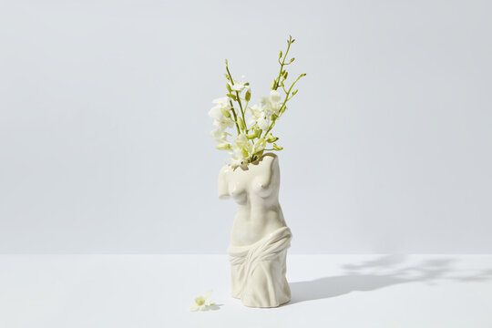 Naklejki Statue of Venus de Milo with flowers