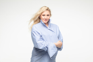Femme blonde heureuse 