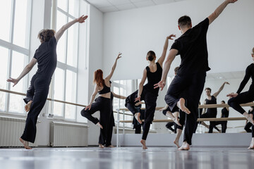 Group of performance training together 