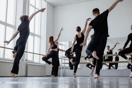 Group of performance training together 