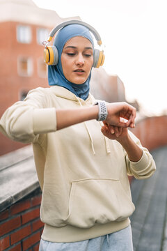 Muslim Runner Using Smart-watch
