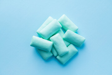 Mint chewing gum pads.