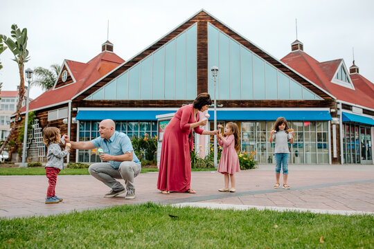 Parents help kids with ice cream cones