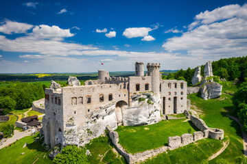 Fototapeta na wymiar Ruins of Ogrodzieniec Castle in the south-central region of Poland.