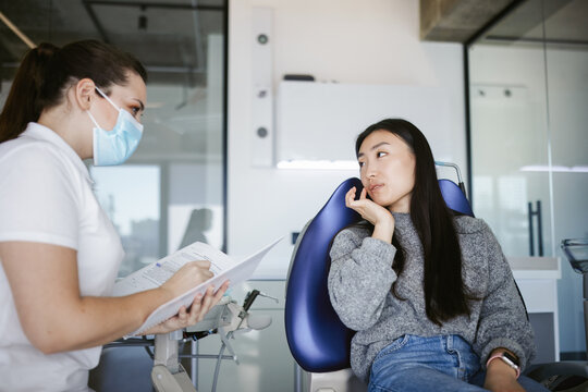 Patient complaining about toothache 