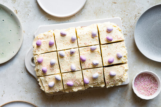 Food - Cake decorated with easter eggs and sprinkles