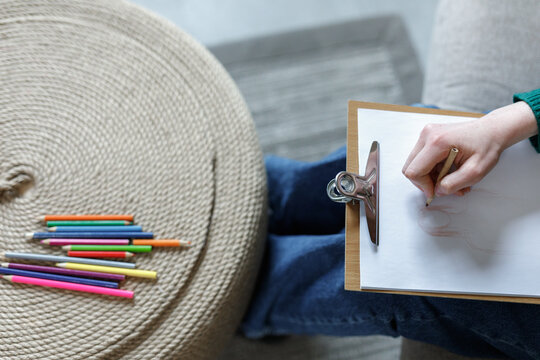 Unrecognizable client creating picture during session 