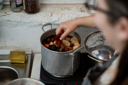Ecological process to color textile in the kitchen