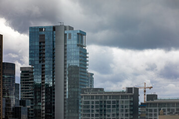 Fototapeta premium Vue en hauteur sur le centre ville avec plusieurs tours à bureaux ou condos lors d'une journée ennuagée 