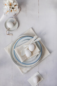 Pale and delicate table furnishing