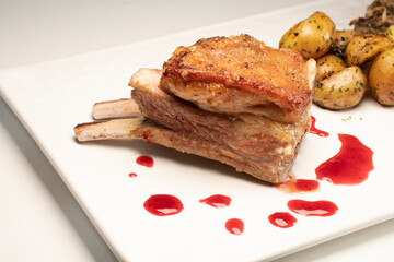 Costillas de Borrego o cordero en cocción lenta confitado y crocante en la grasa
