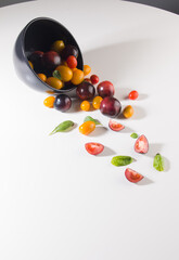 Bowl de tomates coloridos, orgánicos y cultivados en casa