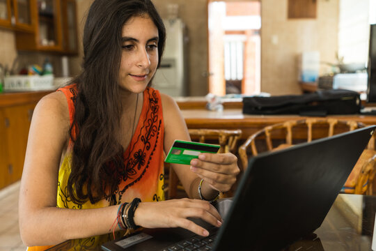 woman using a credit card 