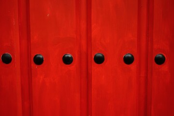 Detalle de una puerta de madera pintada de rojo